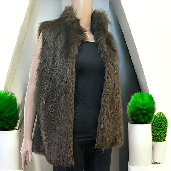Kenar Women’s Brown Faux Fur Vest - Picture 4 of 16